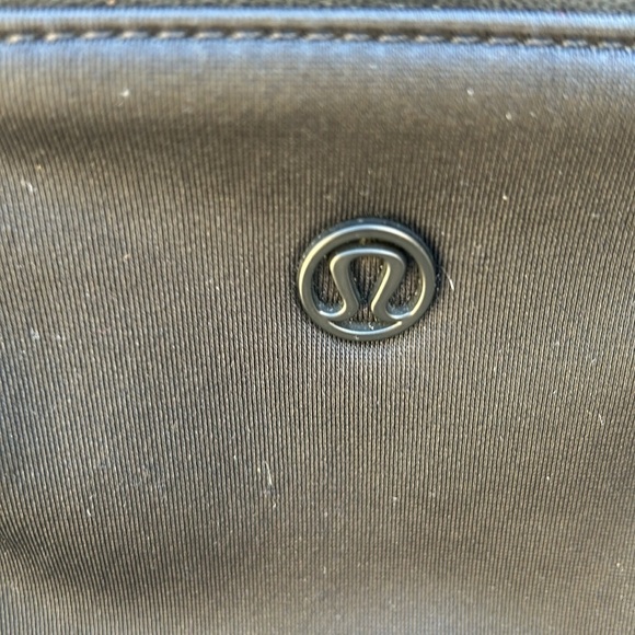 Lululemon Cross Body Small Drawstring Bucket Bag Has a Cosmetic Flaw See Photos - Picture 3 of 9